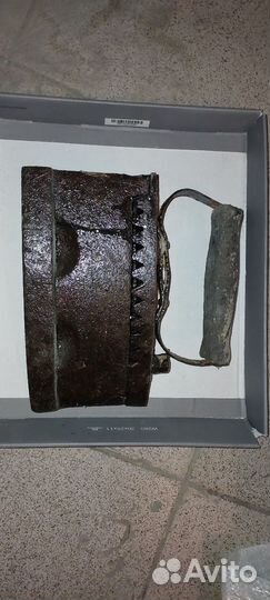 Старинный угольный утюг