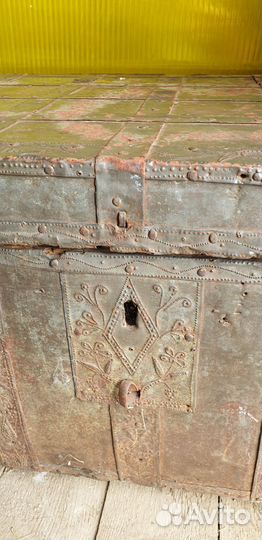 Сундук старинный