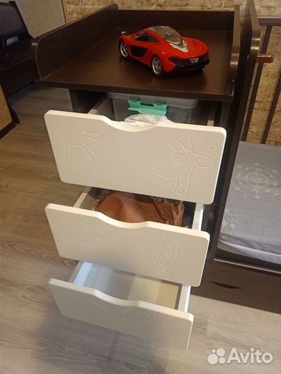 Детская кроватка с маятником и ящиком