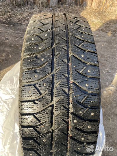 Bridgestone Ice Cruiser 7000S 215/65 R16 98T