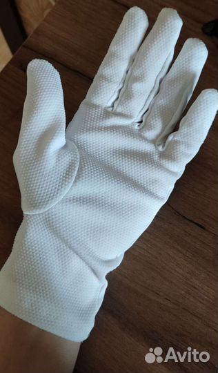 Белые и черные перчатки для верховой езды