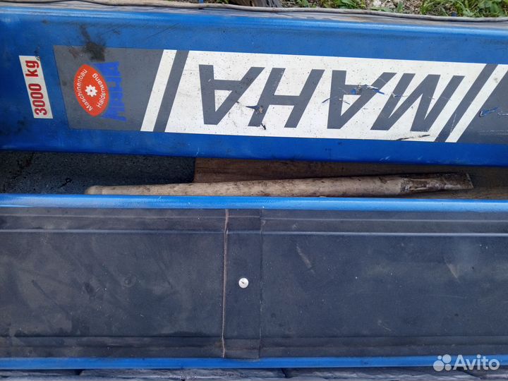 Подъемник автомобильный винтовой