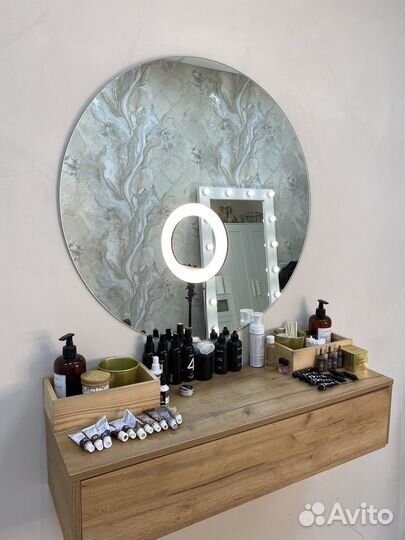 Зеркало, барный стул, стол визажиста с зеркалом