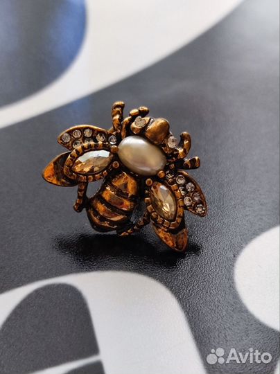 Брошь в стиле Chanel