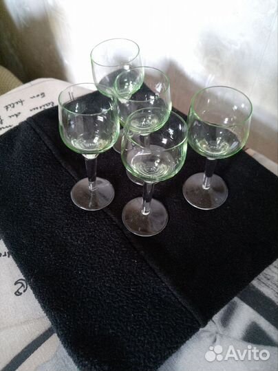 Зелёное стекло, 5 рюмочек. Винтаж