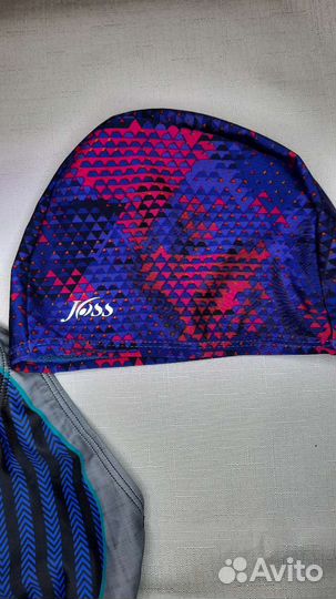 Два купальника, шапочка, халат