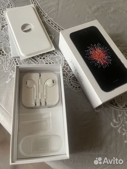 Коробка apple от iPhone SE