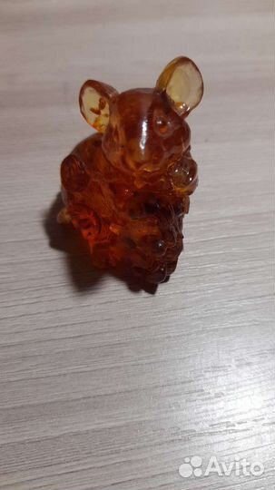 Статуэтка из янтаря