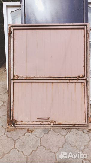 Железное окно, деревянные окна и двери, кухня