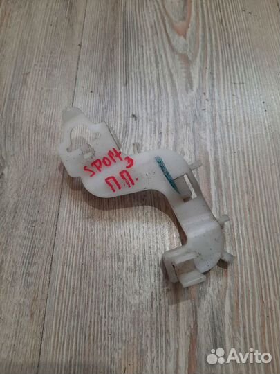 Крепление замка двери кронштейн Kia sportage 3 Пра