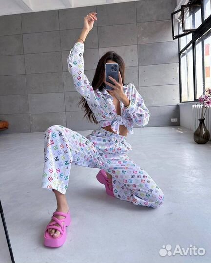 Костюм брючный шелковый