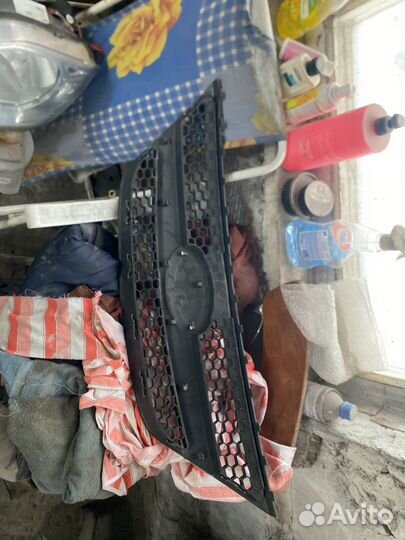 Передняя решётка со значком и хромом largus