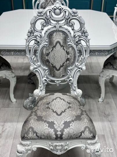 В наличии стол