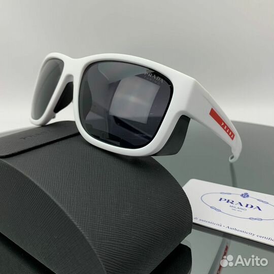 Солнцезащитные очки Prada