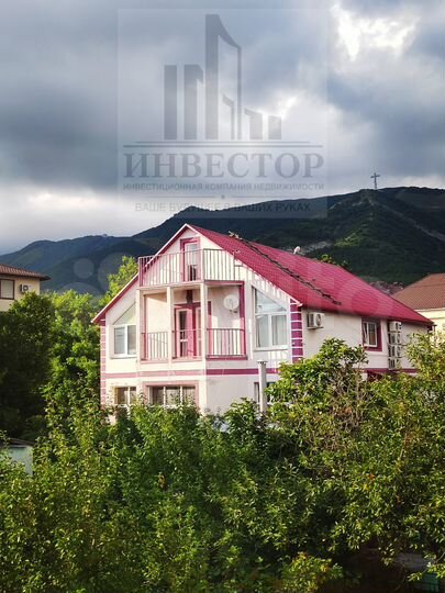 Дом 190 м² на участке 2,7 сот.