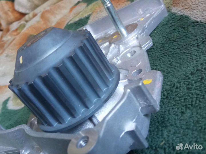 Насос водяной (помпа) Renault 210100981R