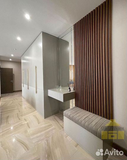 Дверный шкаф