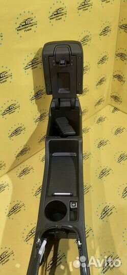 Подлокотник под электроручник Opel Astra J