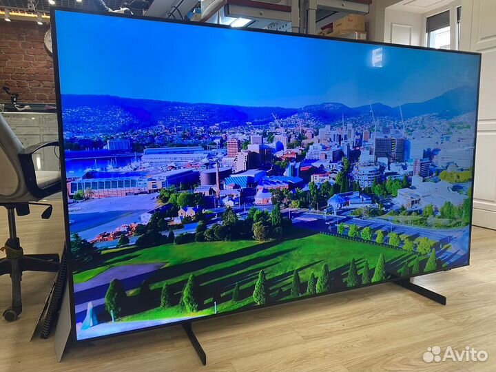 Огромный 4K телевизор Samsung UE85AU8000u