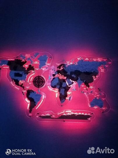 Многоуровневая карта мира с неоновой подсветкой