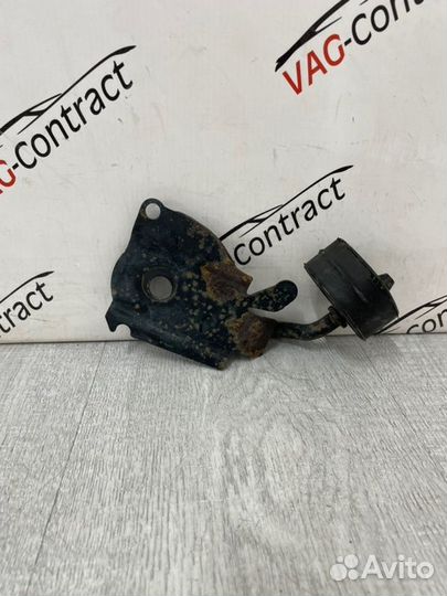 Кронштейн глушителя Volkswagen Passat B7 1.8 tfsi