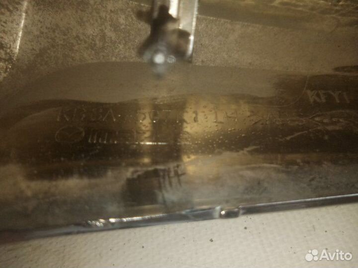 Молдинг решетки радиатора передний левый Mazda