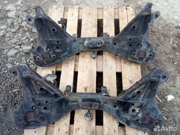 Подрамник балка подмоторная Mitsubishi Carisma