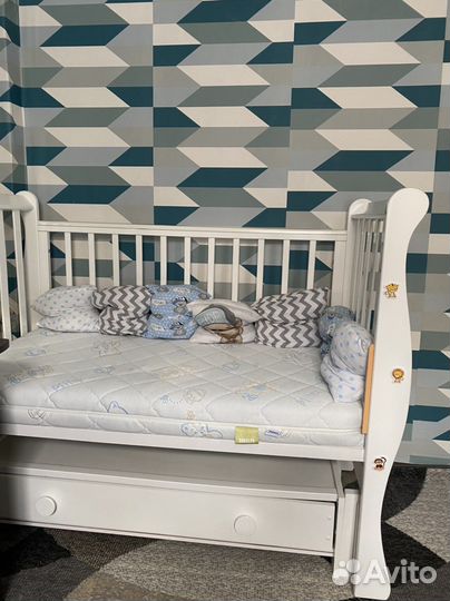 Детская кровать с бортиками и матрасом