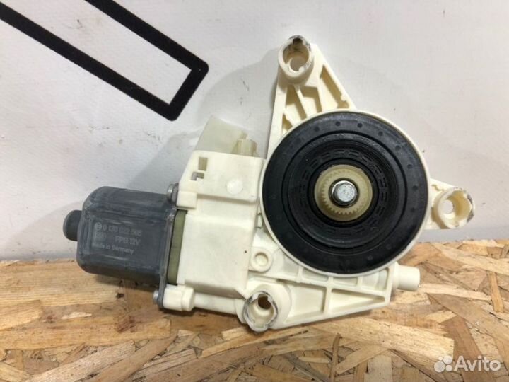 Моторчик стеклоподъемника задний левый