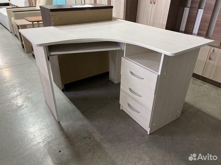 Угловой письменный стол