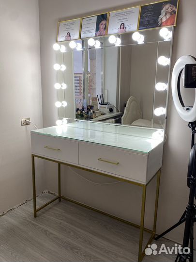 Гримерная станция (макияжный столик)