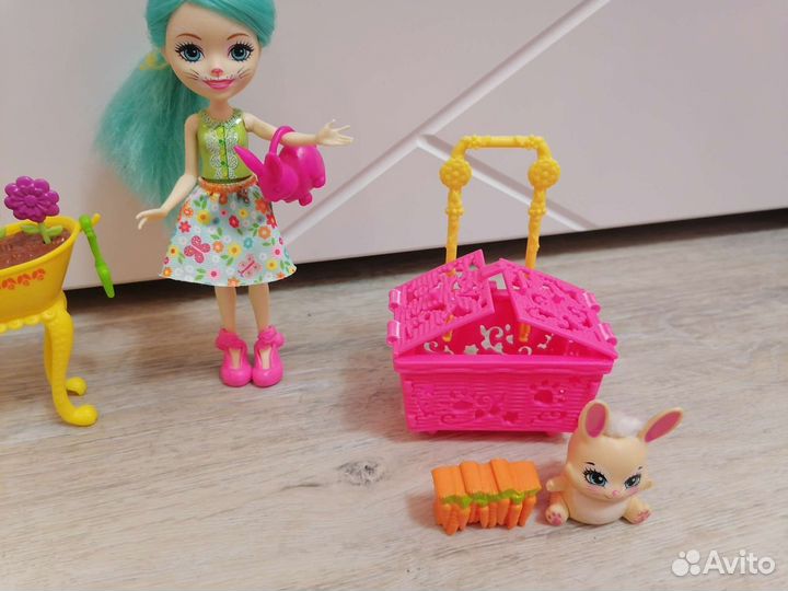 Кукла энчантималс с питомцем и клумбой