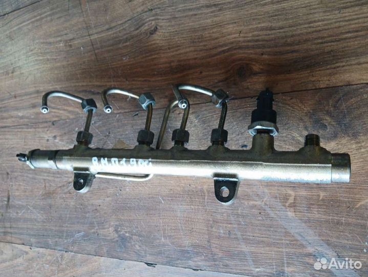 Топливная рампа renault megane 2 1.9 nn