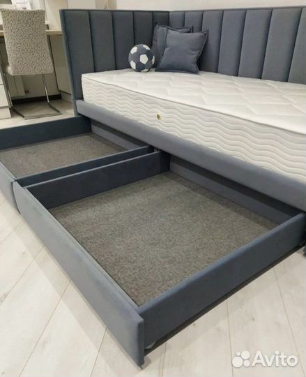 Кровать детская с выдвижными ящиками