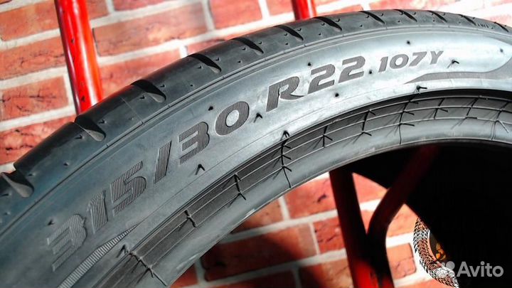 Pirelli P Zero PZ4 315/30 R22 107Y