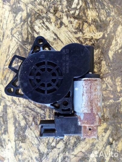 Мотор стеклоподъемника передний правый Mazda 3