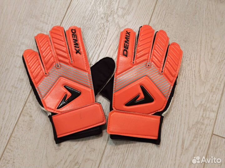 Вратарские перчатки demix