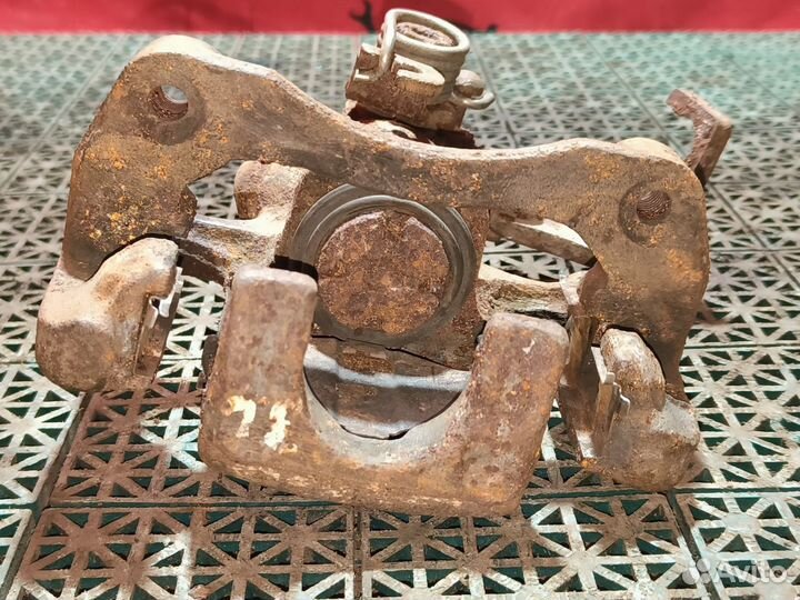 Суппорт задний левый Nissan Bluebird HU13