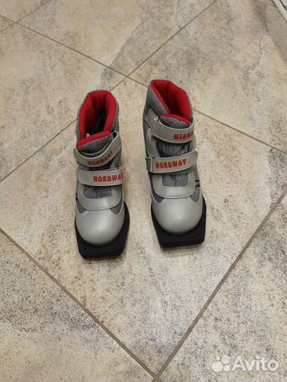 Лыжи и ботинки (35 размер) детсские