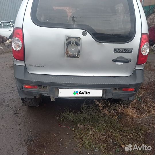 Chevrolet Niva 1.7 МТ, 2011, битый, 100 000 км