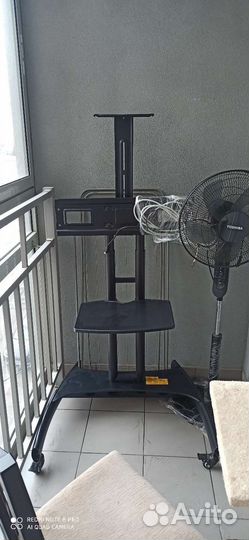 Кронштейн на колёсах под тв