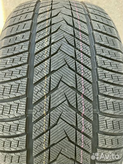 Sonix WinterXPro 999 275/45 R21 122U