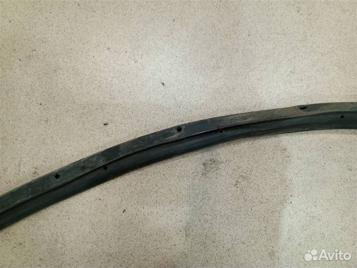 Уплотнитель двери передней правой Nissan Pulsar 1