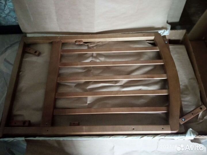 Детская кроватка с маятником