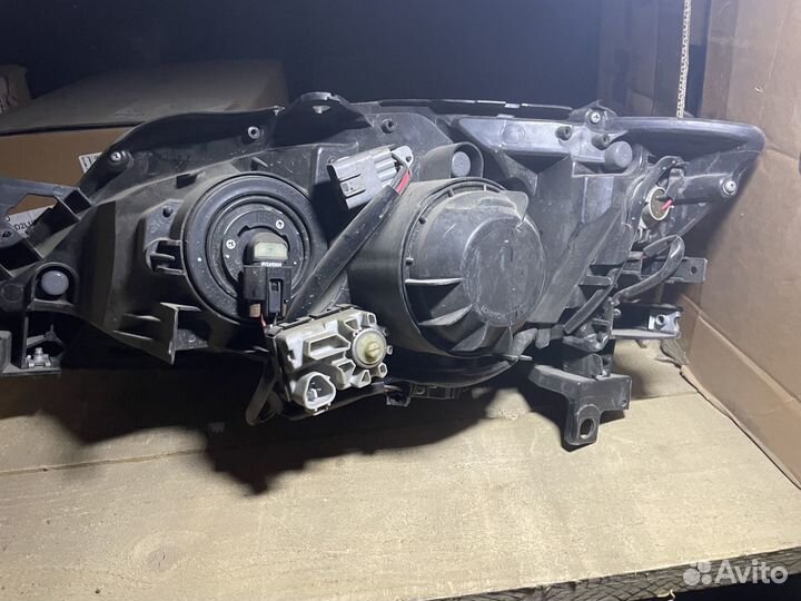 Фара правая Subaru Impreza GH черная Ксенон