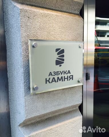 Ученик мастера по изготовлению столешниц из камня