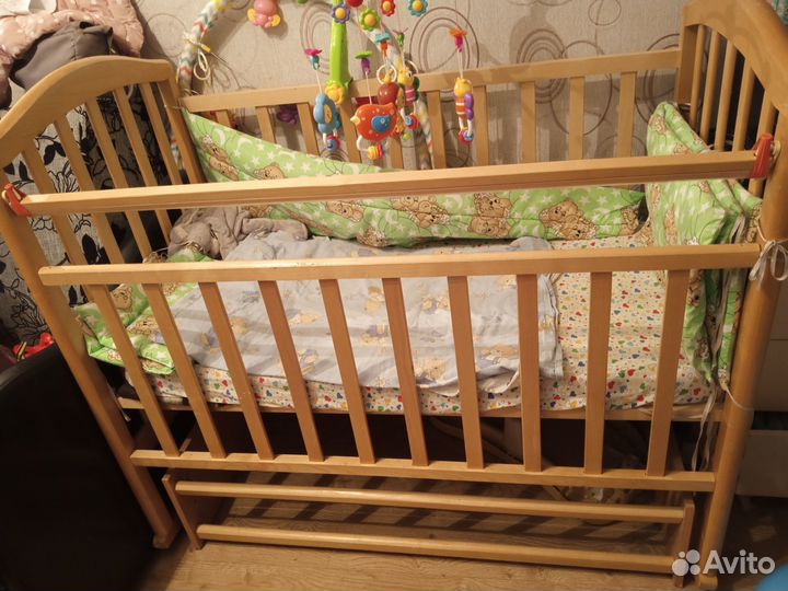 Детская кроватка с маятником