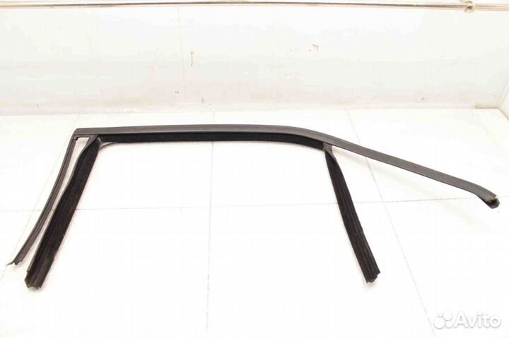 Уплотнитель стекла двери задней левой Merced