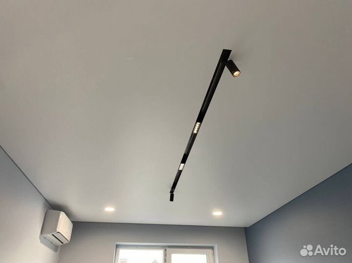 Натяжной потолок без посредников с освещением