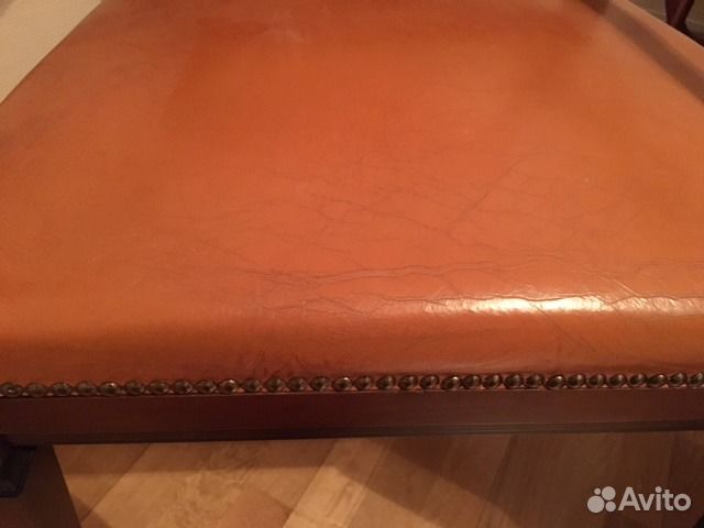 Кожаное кресло, стол для кабинета